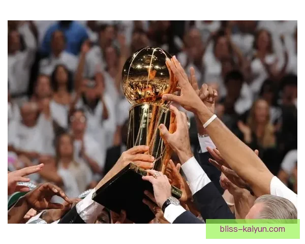 欧协联最新冠军战报：新王登基，球队历史再添辉煌，表现亮眼。