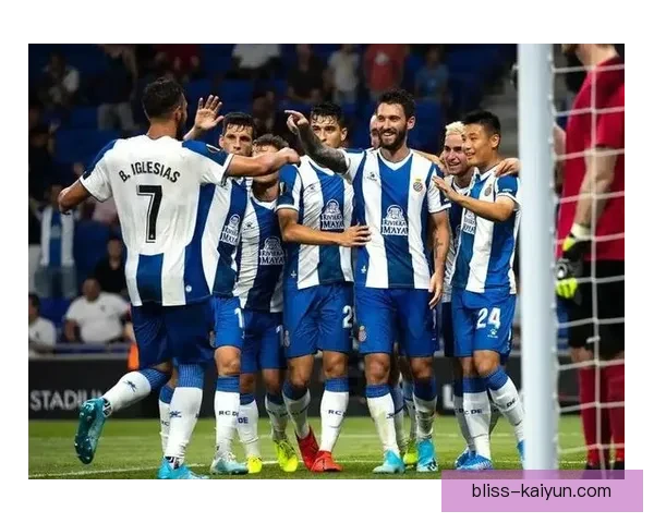 西甲天空蓝荣耀体现出球队实力与韧性，表现稳健备受关注